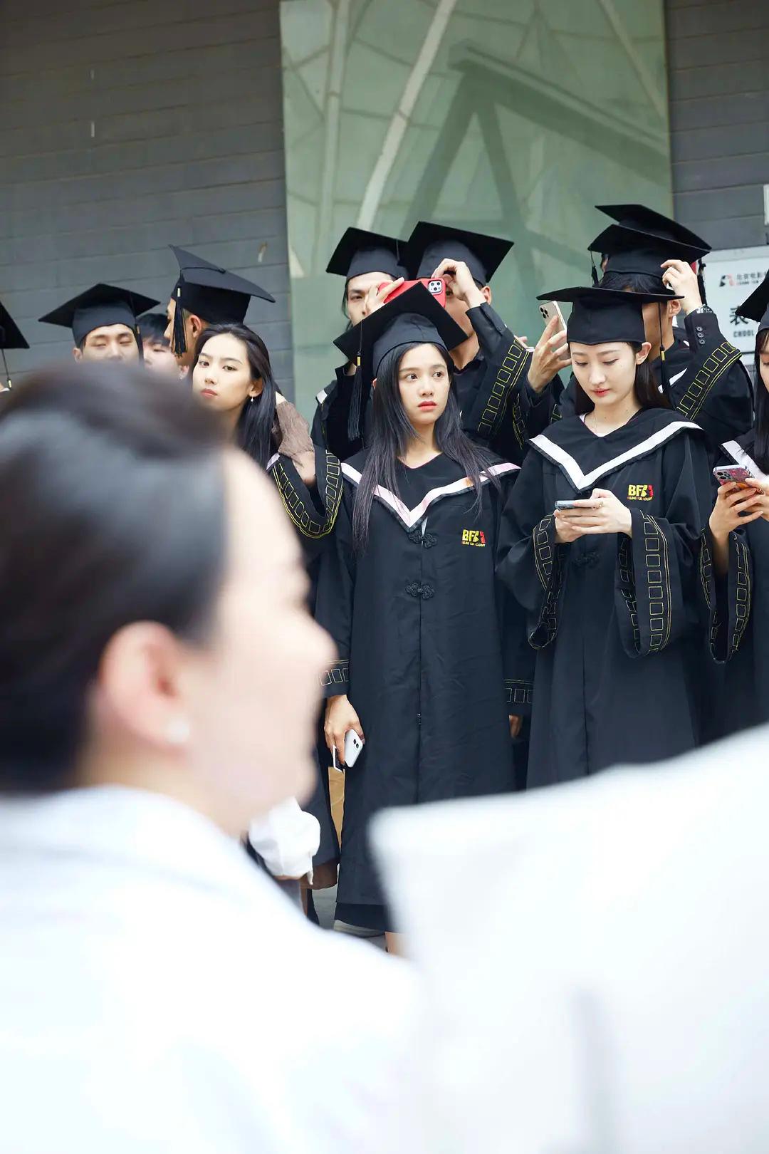 Beiying Xiaohua's graduation photo, Zhou Ye and Qiu Tian are holding ...