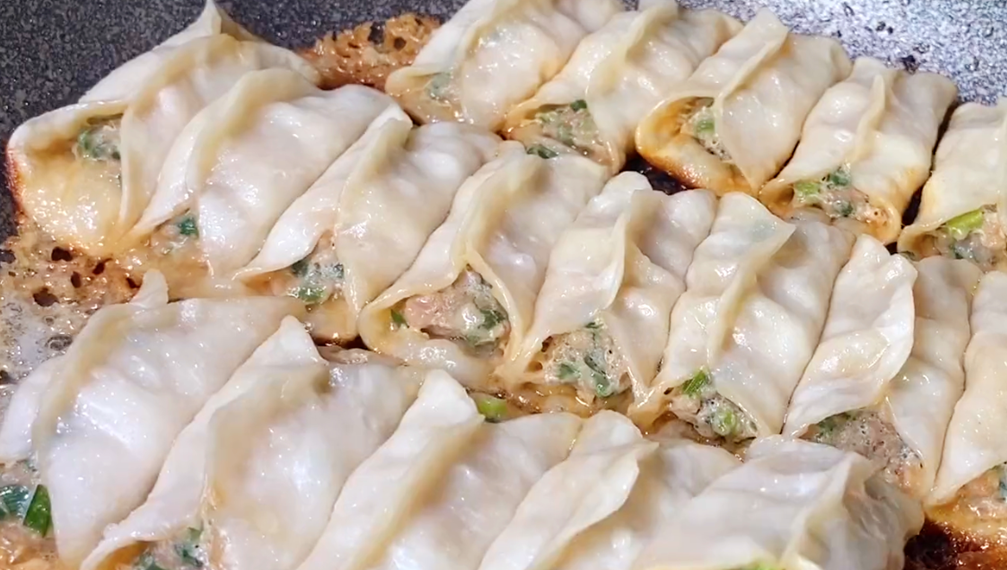 做鍋貼有人用澱粉，有人用麵粉，教你正確做法，個個酥脆好吃不膩