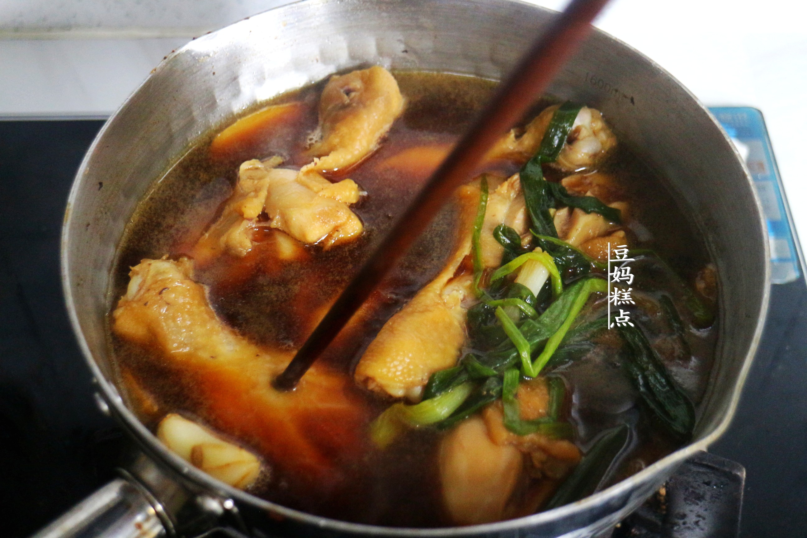 一个超简单的鸡腿吃法，煮10分钟，盖盖一焖，又嫩又入味