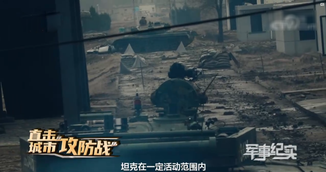 央视曝光解放军"攻城"画面，30辆坦克发起冲锋，坦克街头对射