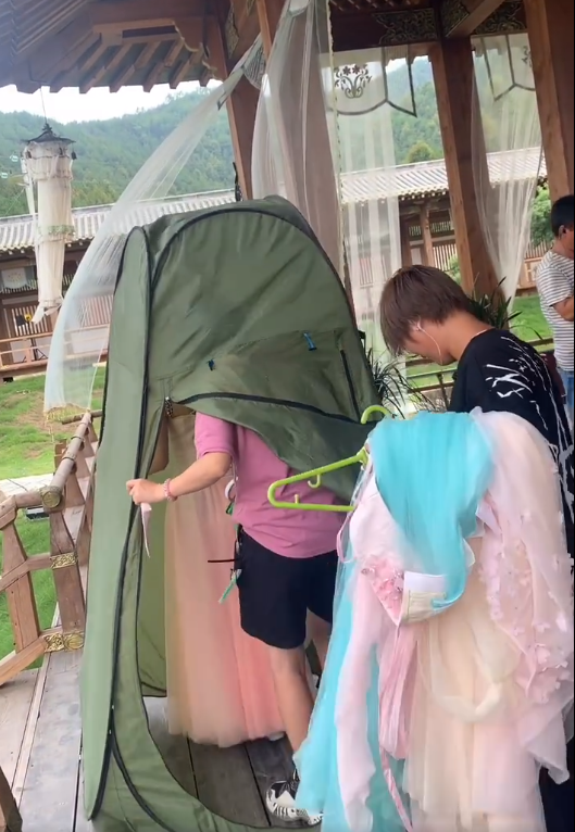 明星片场如何换衣服？看看赵露思的“换衣间”，网友都替她捏把汗