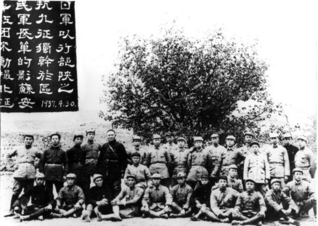 这个中将一扁担打死土匪，人称“萧诸葛”，飞