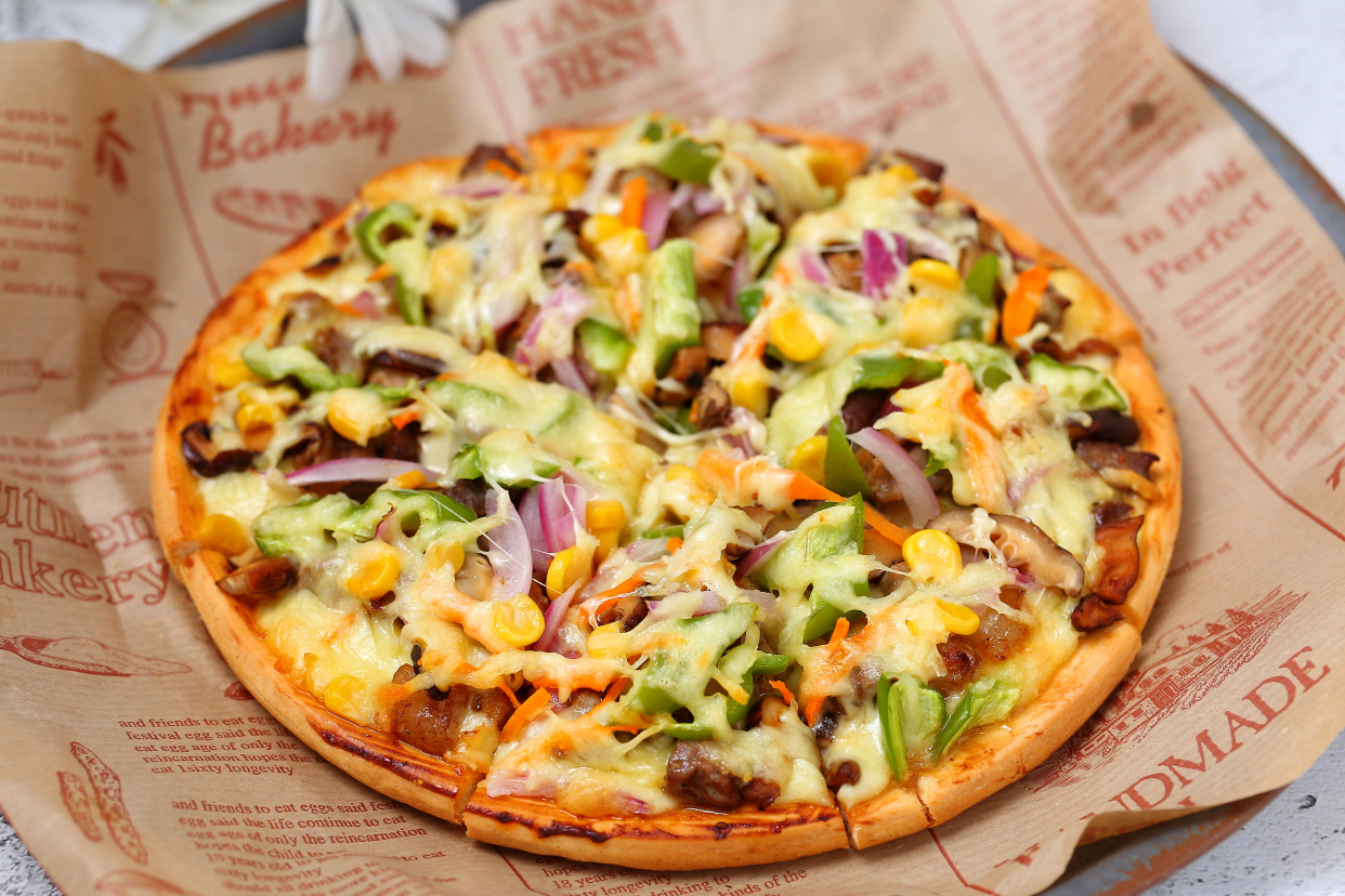 自制美味诱人的大披萨，瀑布拉丝老过瘾了，比必胜客里的还好吃