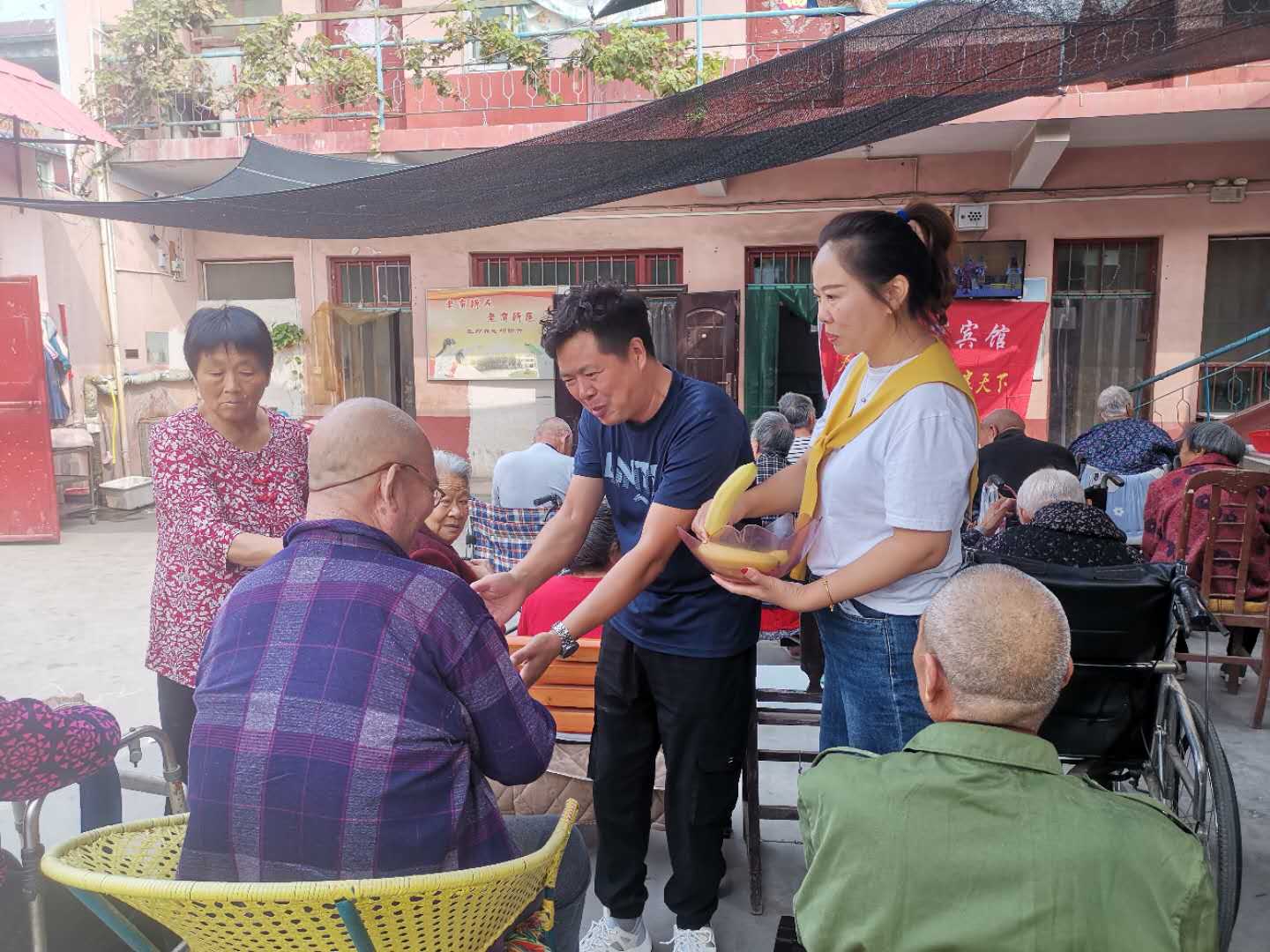 家天下宾馆到温馨养老院开展“关爱老人，情暖中秋”慰问活动