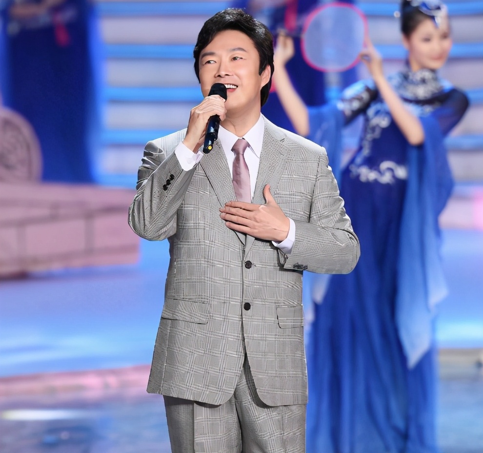 皈依佛门，却喝酒吃肉，穿60万袈裟，费玉清的姐