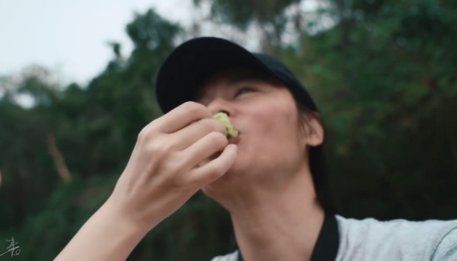 蔡少芬一家五口踏青烧烤，夫妻恩爱互喂，半岁儿子越长越像妈妈