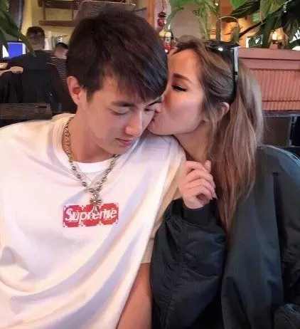 萧亚轩“度假”照片曝光，这身材不像40岁，网友