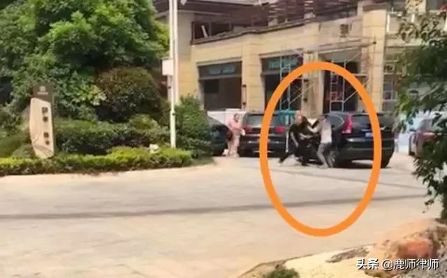 江苏46岁男子打死42岁男子，疑为抢车位！一旁女