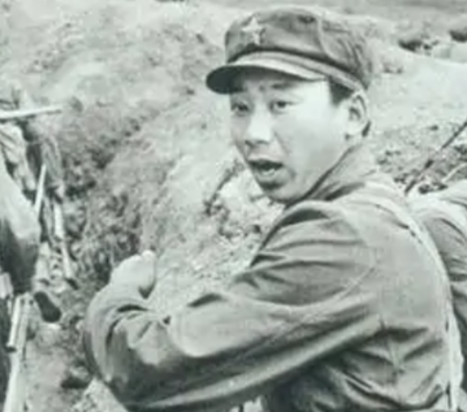 他用7发手枪子弹与敌周旋6天，死后遗体被封入水泥，只剩一只头骨