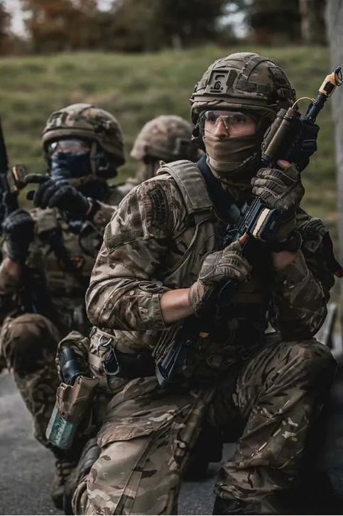 British Marines exercise, their own L85A3 rifle is not fragrant, change ...