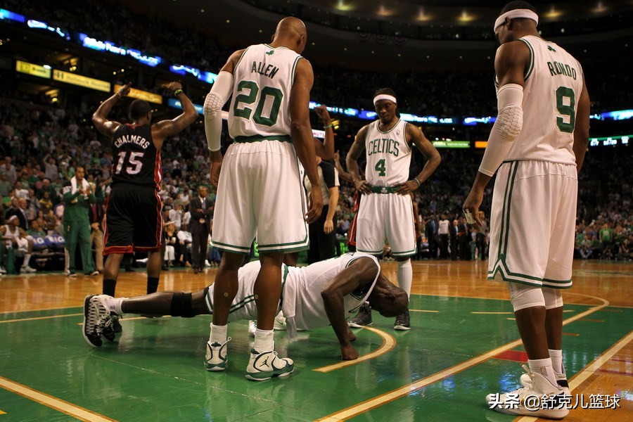 揭秘NBA球星十大霸气庆祝动作：卡特开摩托成经典，榜首太嚣张