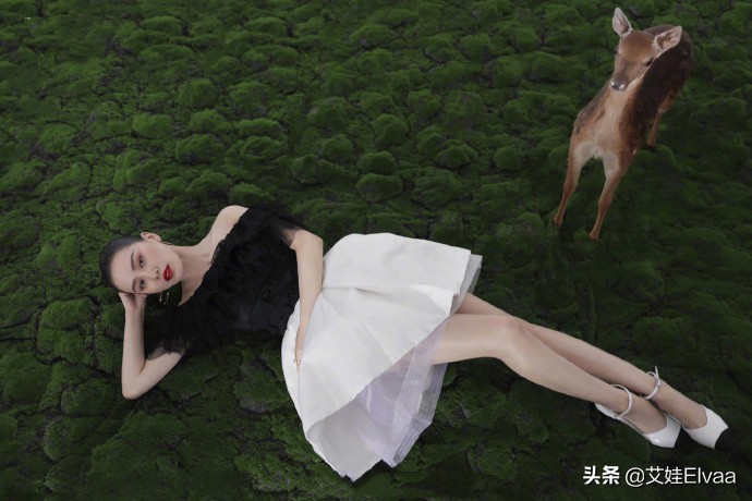 刘诗诗不靠儿子靠颈上热门，穿露肩裙秀天鹅颈