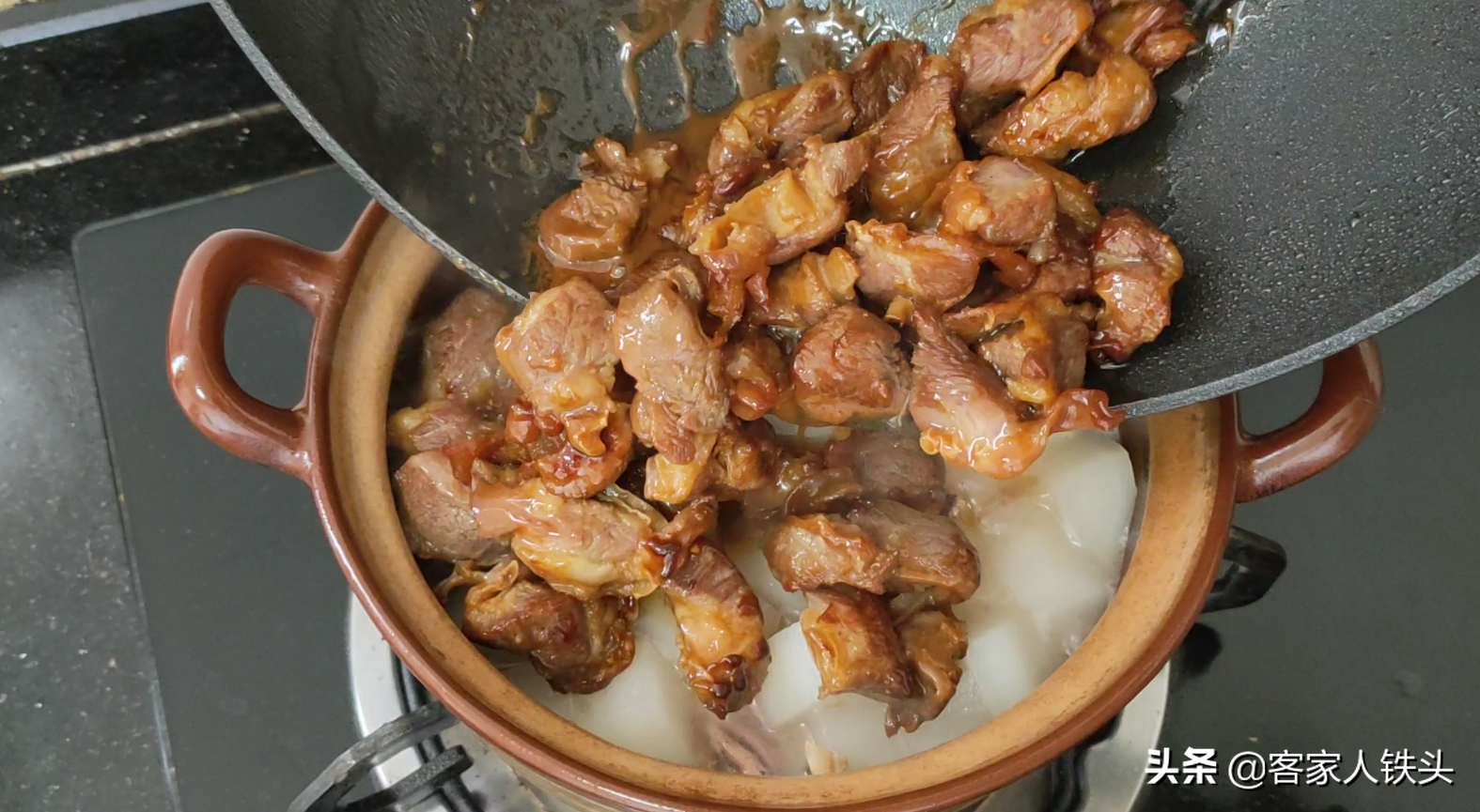 天越冷越愛吃的一鍋蘿蔔煲，做法簡單又好吃，鮮香汁美還特別下飯