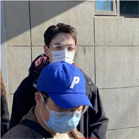 Spring win the home late! Group of youth of times of the TFBOYS below banner of times high peak all crosses careful CCTV spring is late