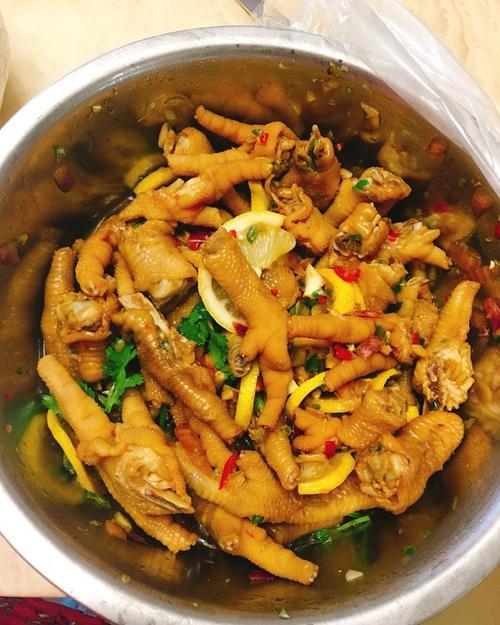 Delicious hot and sour chicken feet, super appetizing, easy to cook, not greasy and more delicious
