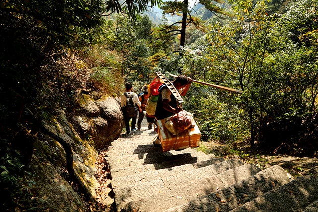 A bottle of Huashan water sold for 11 yuan, but no tourists complained. Just look at the signs in the scenic spot and you will understand.