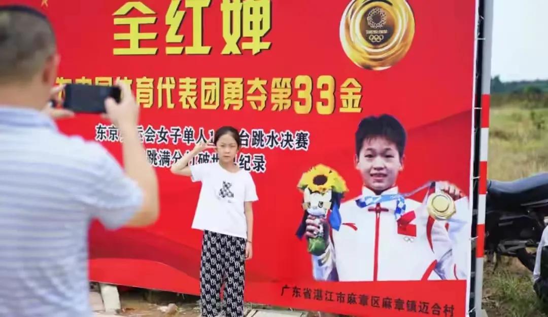 击碎质疑！全红婵训练赛再现“水花消失术”，征服师姐被疯狂揉脸