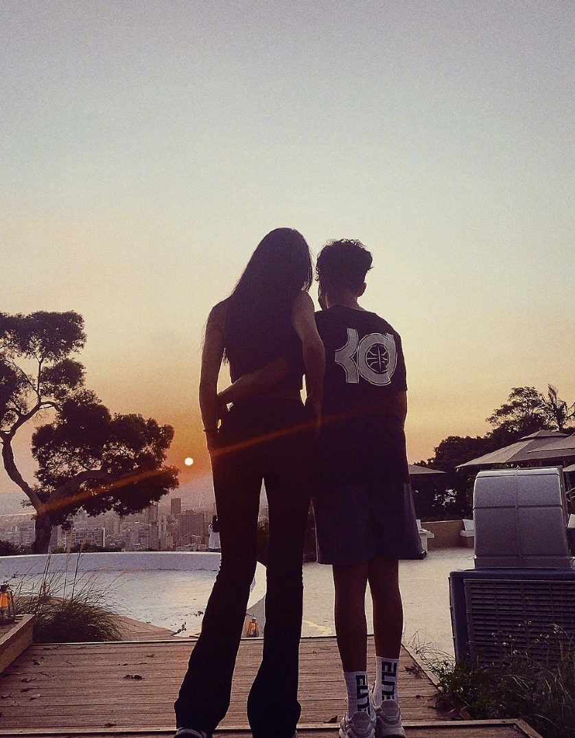 曹格为11岁女儿庆生，Grace姐姐眼神灵动，又瘦又美颜值逆袭