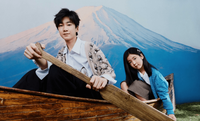 张亮为女儿庆6岁生日，妹妹穿公主裙对着蛋糕许愿，似长发版天天