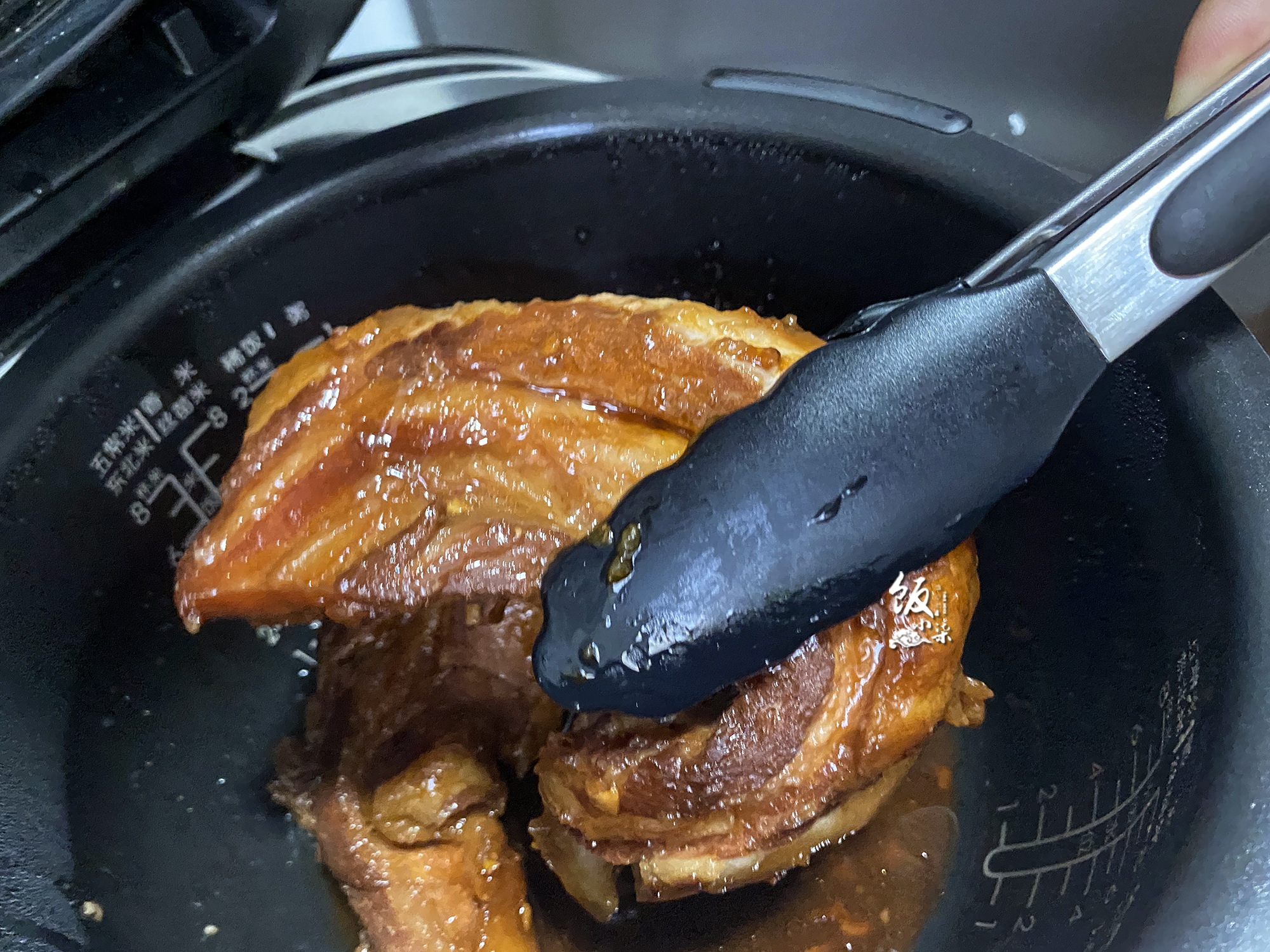 把整块五花肉放电饭锅里，焖30分钟出锅，把家人都“馋坏了”