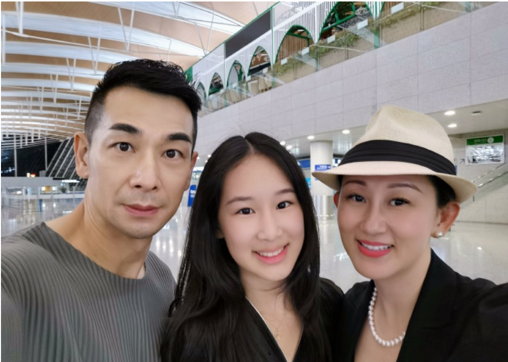 巧合？甄子丹与妻子庆祝结婚18周年后，赵文卓发文不舍送别大女儿