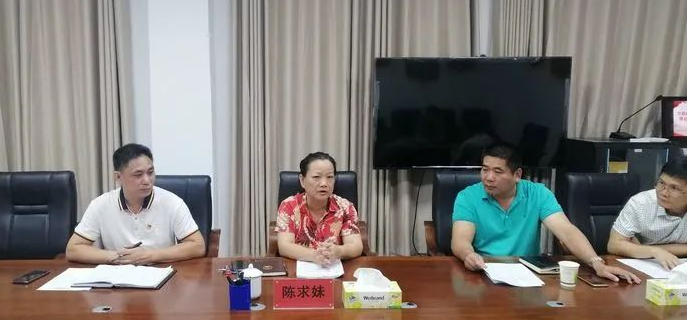 东方市副市长陈求妹到市信访中心接待来访群众