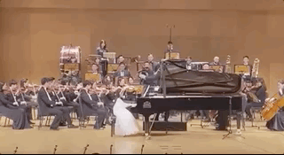 甜馨鋼琴獨奏《冰雪奇緣》，穿藍色紗裙氣質佳，笑容甜美颱風穩健