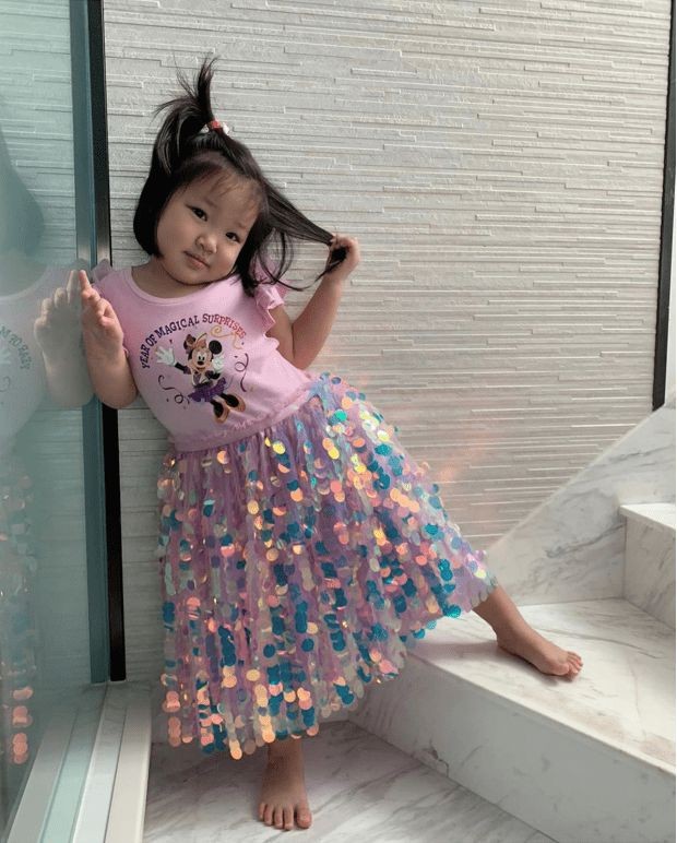 王祖蓝妻子李亚男晒带娃照，和孩子一起骑木马，女儿罕露面唱儿歌