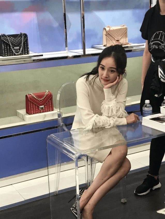 有种“机智”叫杨幂坐姿，出席活动穿错鞋子，救场姿势堪称教科书