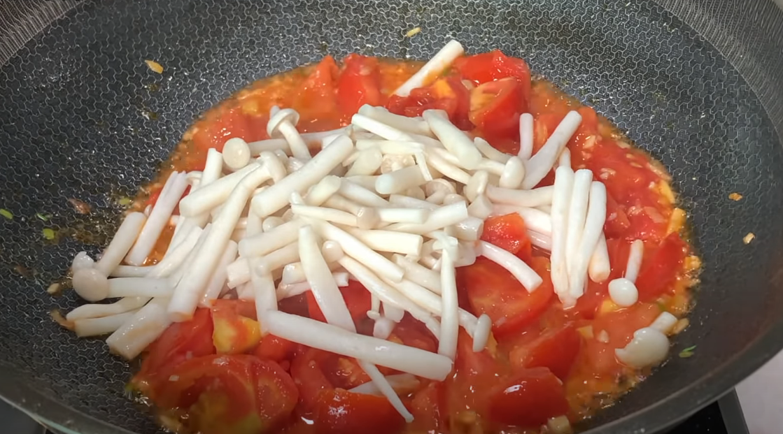 Two tomatoes and a handful of seafood mushrooms are delicious, delicious and nutritious.