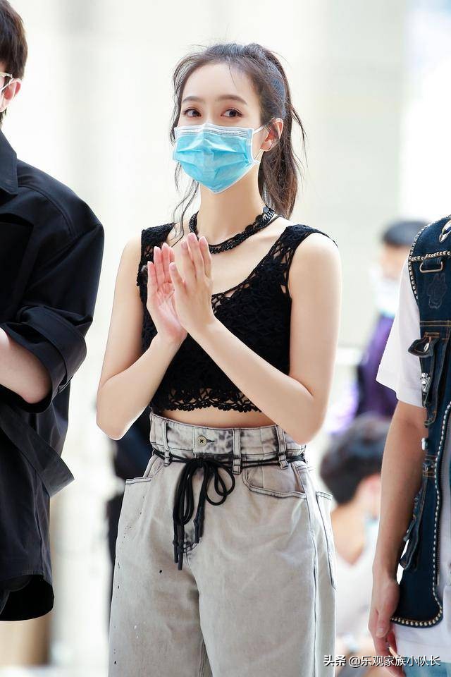 宋茜现身街头快闪路演 活力演绎夏日清爽穿搭