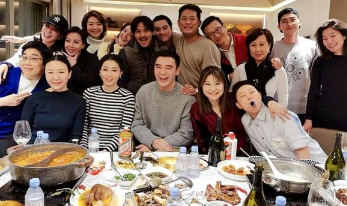 舒淇冯德伦难得秀恩爱，和朋友吃火锅喝茅台，