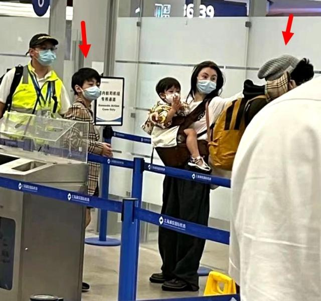 張柏芝罕帶仨兒走機場，長子高冷似謝霆鋒，幼子正臉曝光太像老二
