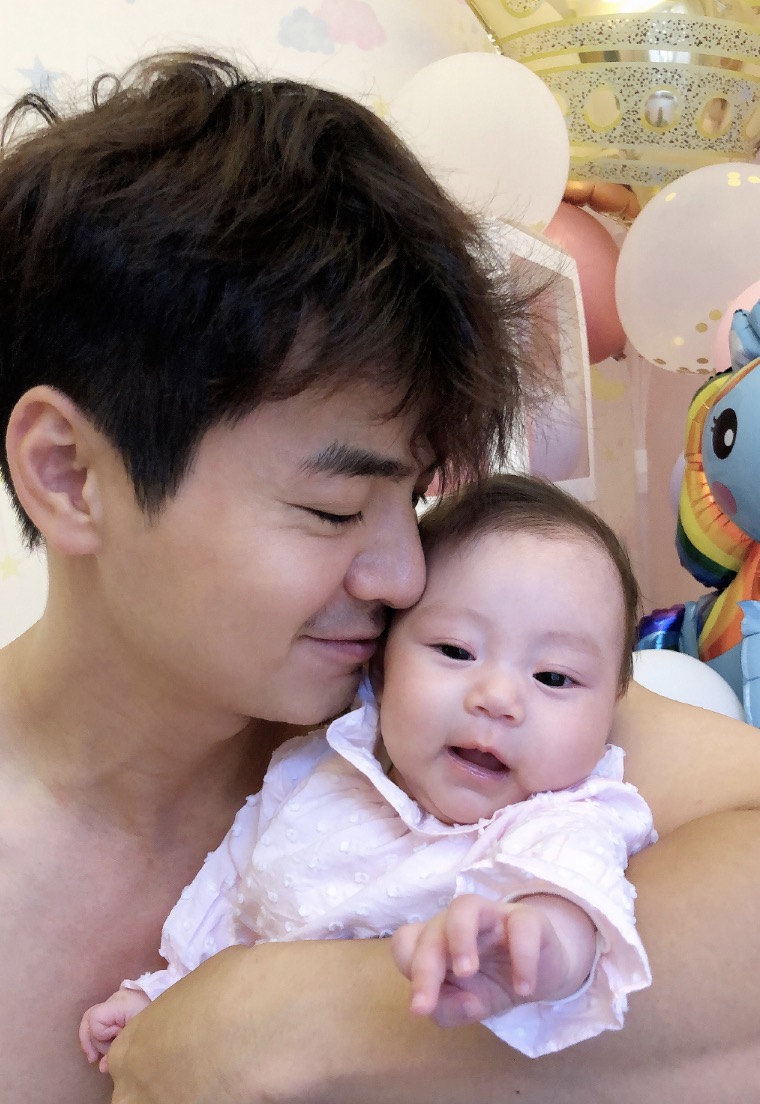 羅仲謙曬女兒，小珍珠眨巴眼睛粉嘟嘟，身體還沒爸爸手臂肌肉大