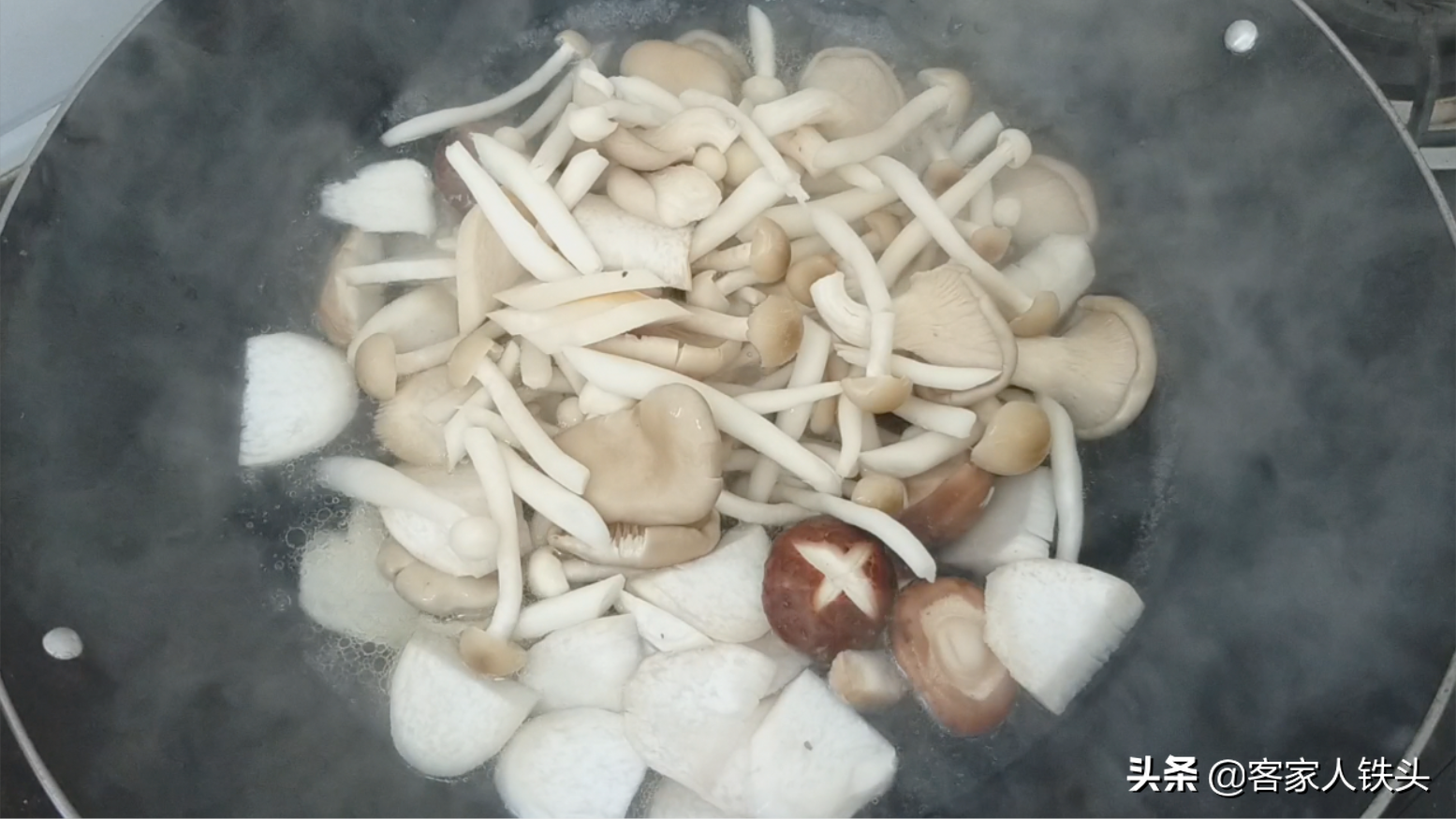 一鍋適合天冷吃的素菜煲，做法簡單，鮮滑爽口味道好跟吃肉一樣香