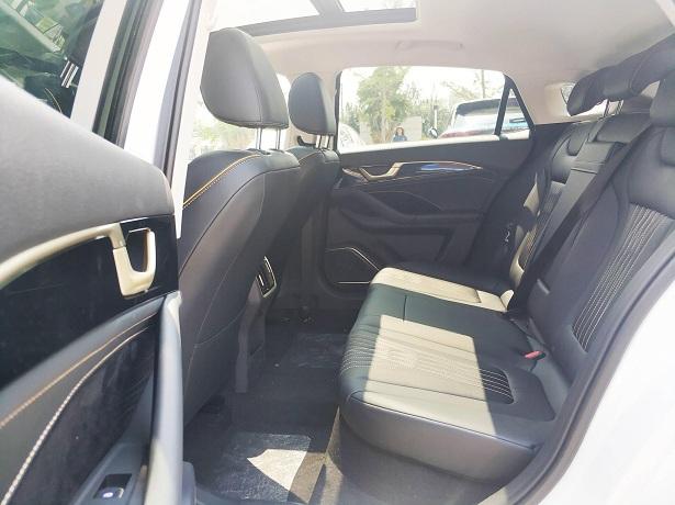 主流造型元素大融合，全新奔腾B70实车曝光，还能火吗？