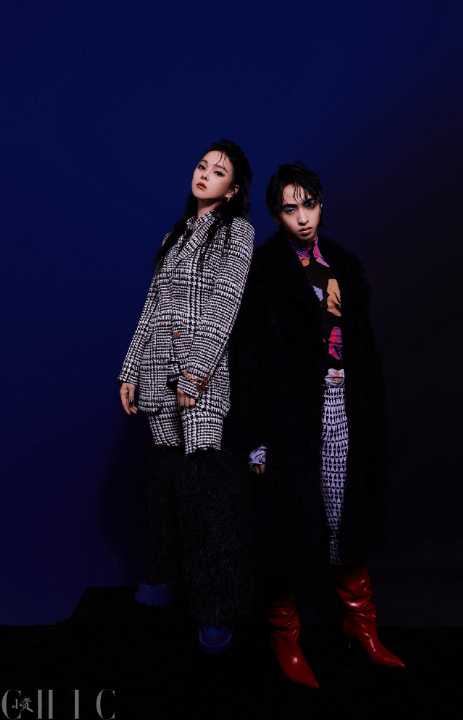 53岁伊能静与19岁儿子合体拍广告，母子穿亲子装同框像姐弟