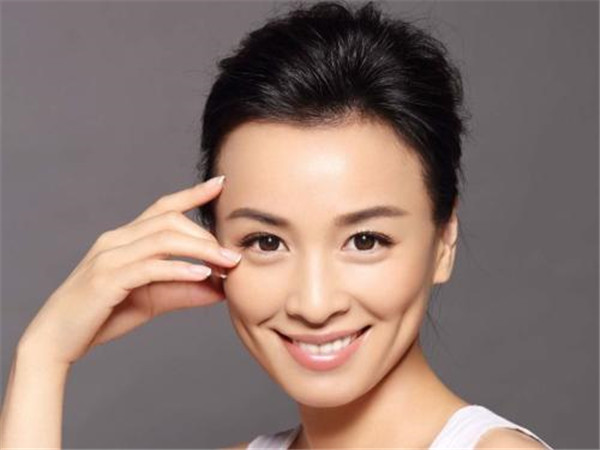 张庭与丈夫敷面膜出行，把脸涂得煞白像白无常