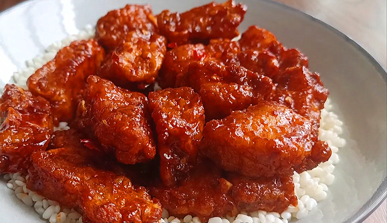 五花肉不要紅燒啦，淋2個雞蛋，你想不到的做法，每次上桌不夠吃