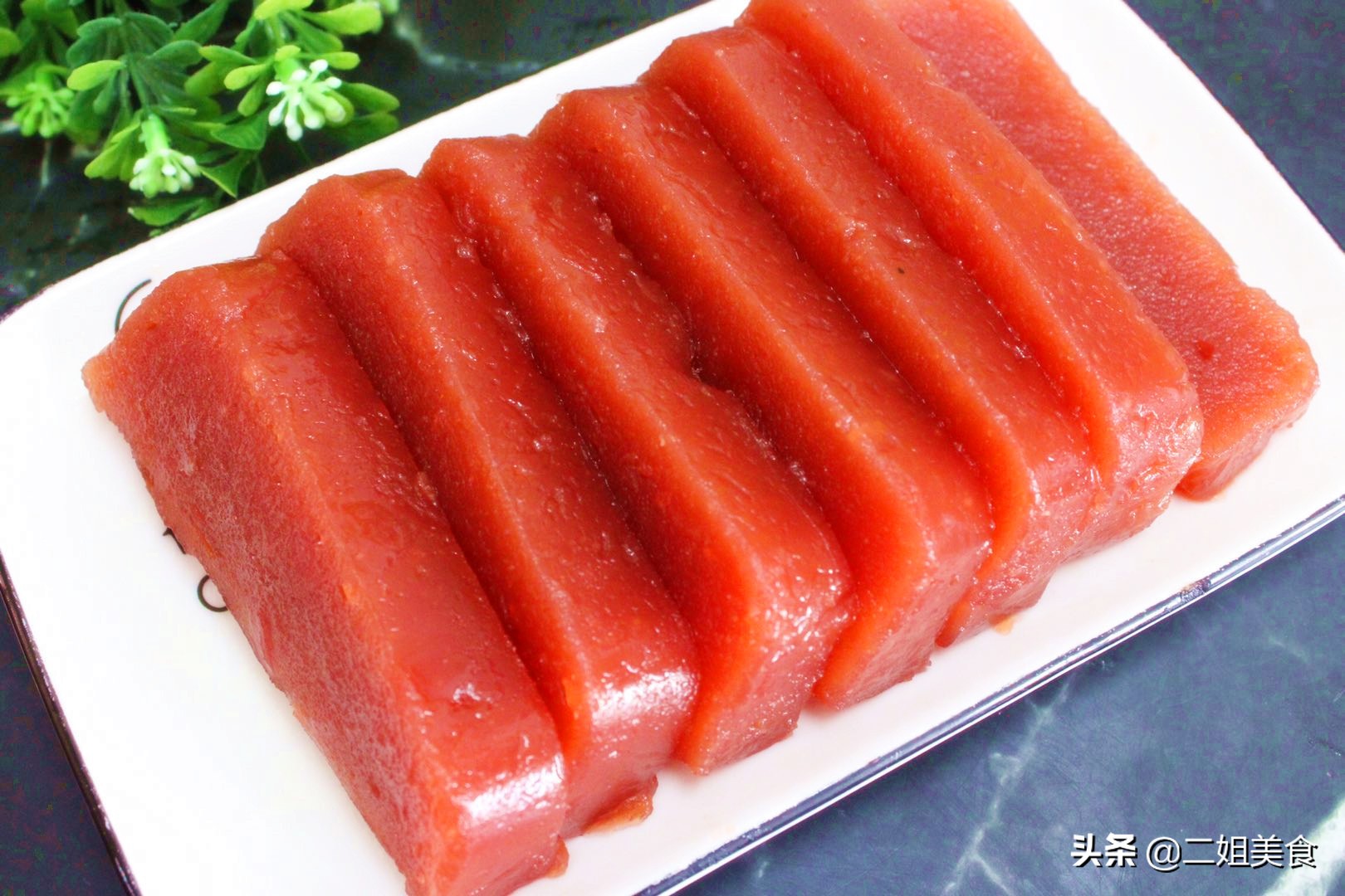 秋天山楂便宜，买几斤在家做山楂糕，酸甜可口，不用出去买