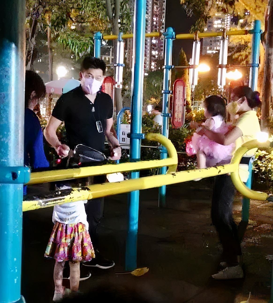 郭富城一岁小女儿首度曝光，爸爸陪着尝试玩单杠，五官像极了外婆