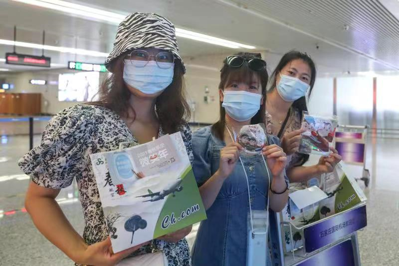 石家庄机场行李转盘现“神秘行李”,春秋航空炎炎夏日送清凉