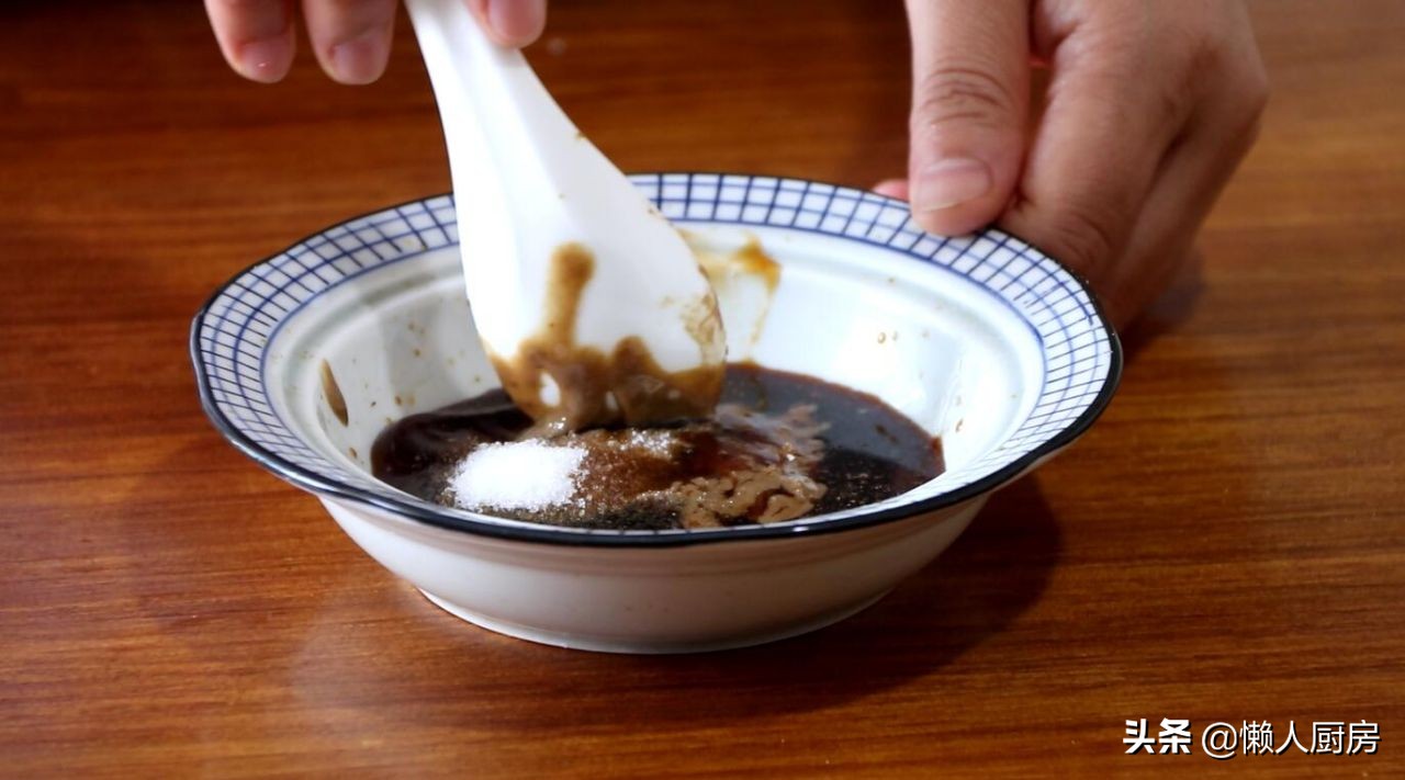 9元买了四根鸭脖子,简单烤一烤,比卤着吃的还好吃,干香有嚼劲