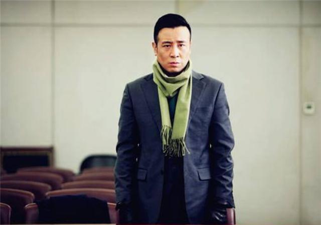 他家境贫寒，由长姐喂奶长大，8个哥姐供他念书