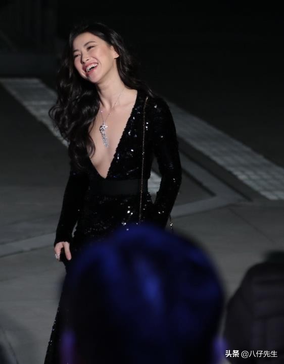 演员朱珠大婚,现场拿着手卡表白,这也要念台
