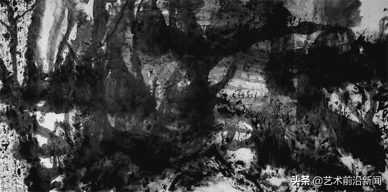 “石头娃”的水墨丹心——著名画家王小信创“水重乱柴皴”画法，彰显笔墨的力量