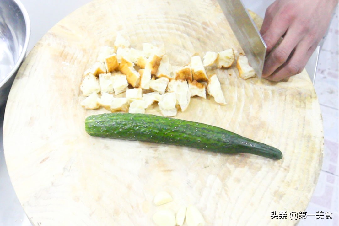 图片[2]-油条黄瓜做法步骤图 这样的厨师也没谁了-起舞食谱网