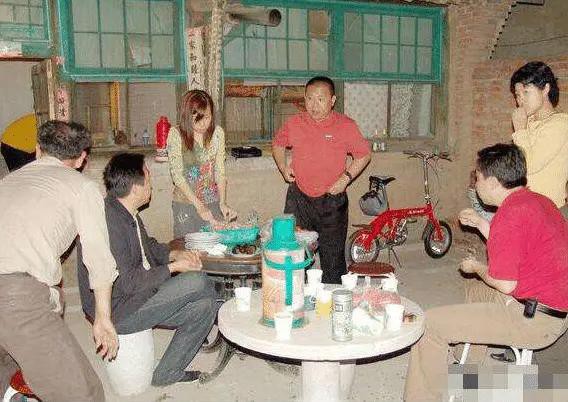 郭德纲旧照，桌子上的饭菜寒酸至极，能有今天