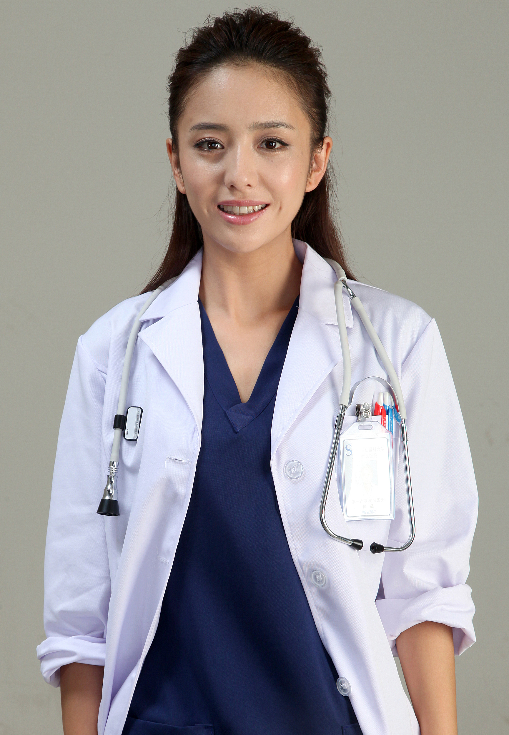 受到热烈欢迎,佟丽娅更是凭借《产科医生》收获了不少朝鲜粉丝,很多