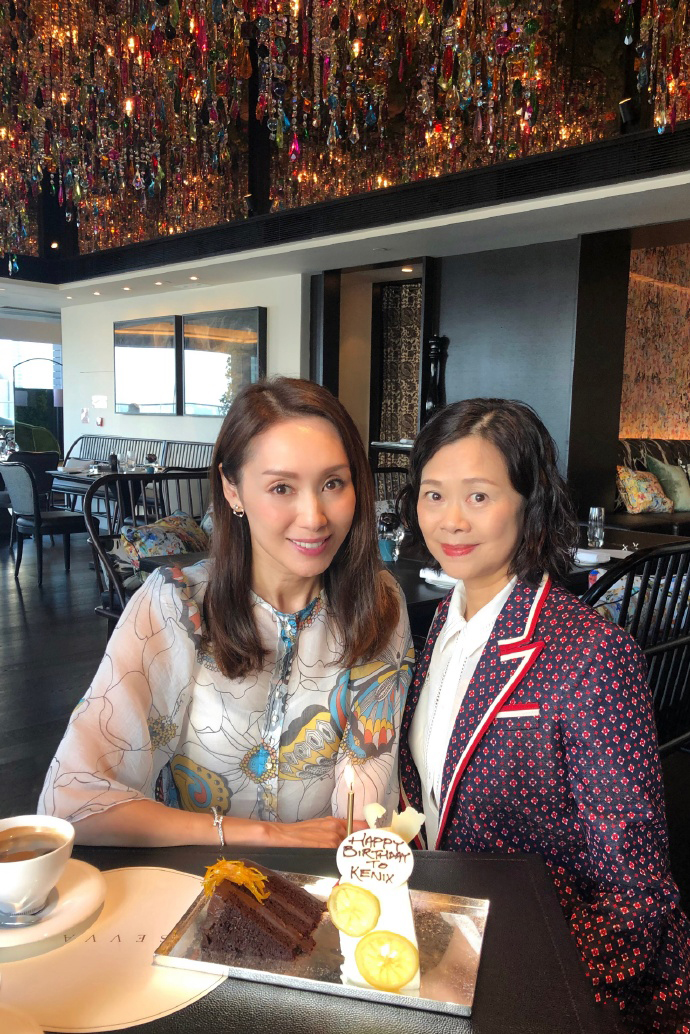 郭可盈50歲生日，和老公甜蜜同框秀恩愛，10歲女兒和爸爸很像